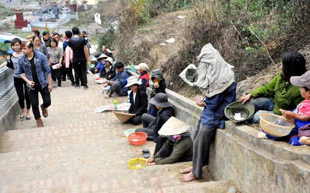 Mỗi bậc lên xuống có một người, người ngửa nón, người dơ mũ… ra trước mặt du khách để xin tiền.