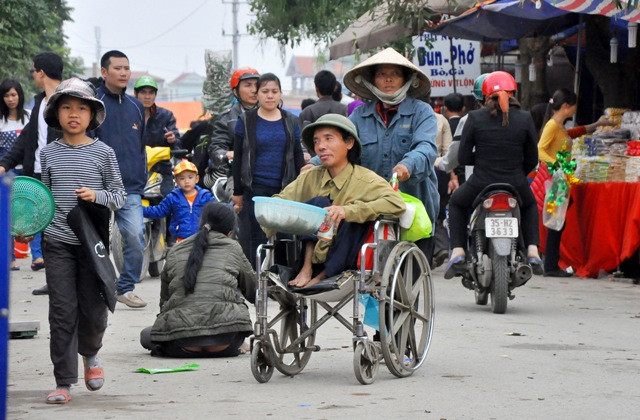 Trên khắp các lối đi quanh quần thể di tích Phủ Dầy, “cái bang” tung tăng đi lại.