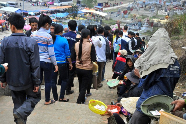 Đây là những hình ảnh xấu ở nơi gắn liền với di tích và có hàng vạn du khách từ nhiều nơi về dâng lễ cầu may…