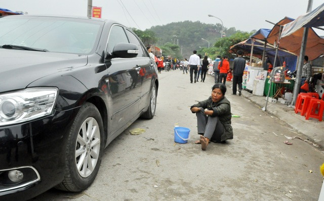 Tình trạng “cái banh” xuất hiện nhiều càng khiến cho mỹ quan ở các điểm di tích trở nên nhếch nhác và an ninh khu vực nhộm nhẹm hơn. Các cơ quan chức năng cần vào cuộc ngay để giải quyết các trường hợp giả dạng và phương hướng giúp đỡ những người khó khăn thật sự.