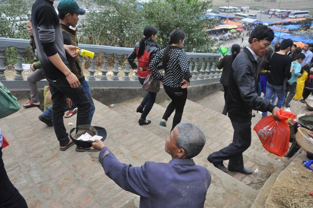 Điều đáng nói ở đây, có những người lành lặn nhưng lại đóng giả là tàn tật để xin tiền của người khác.