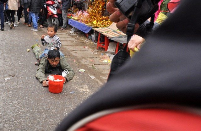 Nằm la liệt trên đường…