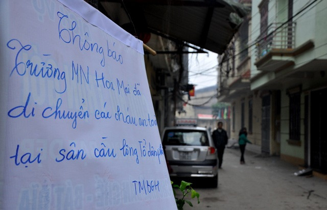 Biển thông báo di chuyển các cháu của trường Hoa Mai được đặt ở đầu ngõ để phụ huynh biết. Biển thông báo di chuyển các cháu của trường Hoa Mai được đặt ở đầu ngõ để phụ huynh biết.