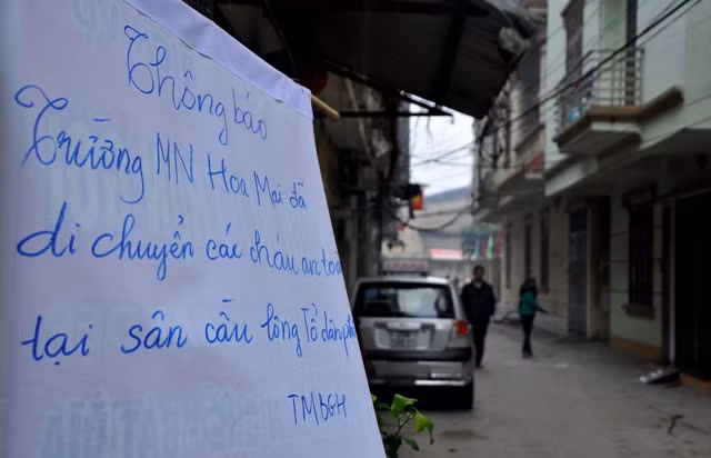 Biển thông báo di chuyển các cháu của trường Hoa Mai được đặt ở đầu ngõ để phụ huynh biết.
