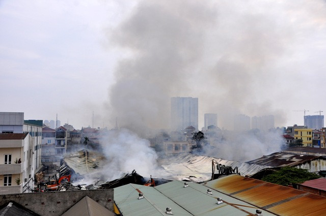 Tới hơn 16 giờ cùng ngày vẫn chưa được dập tắt. Tới hơn 16 giờ cùng ngày vẫn chưa được dập tắt.