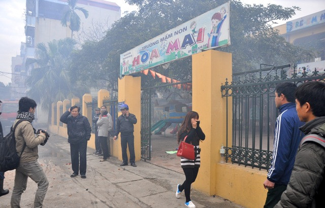 Đám cháy kho hàng ở Hà Đông khiến trường mầm non Hoa Mai phải di chuyển các học sinh đi về nơi an toàn. Đám cháy kho hàng ở Hà Đông khiến trường mầm non Hoa Mai phải di chuyển các học sinh đi về nơi an toàn.