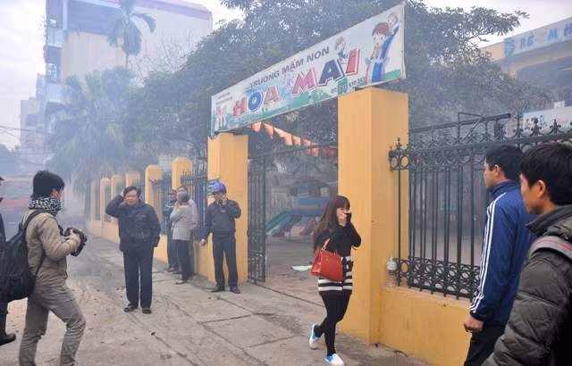 Đám cháy kho hàng ở Hà Đông khiến trường mầm non Hoa Mai phải di chuyển các học sinh đi về nơi an toàn.