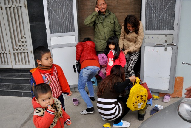 Các cháu được di chuyển tới một nhà người dân cách xa đám cháy để đợi bố mẹ đón. Các cháu được di chuyển tới một nhà người dân cách xa đám cháy để đợi bố mẹ đón.