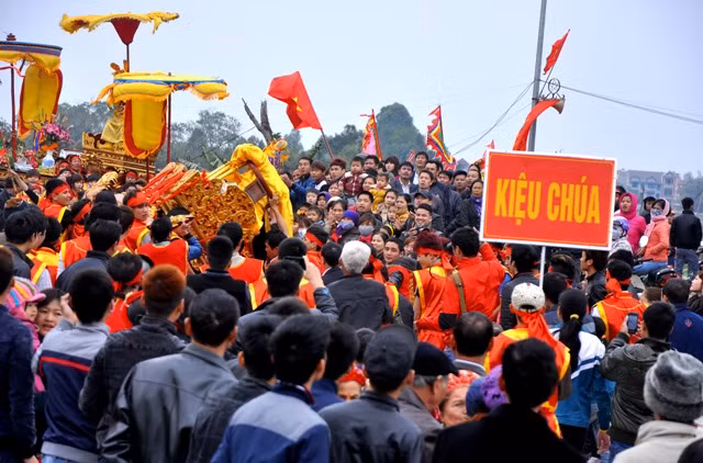 Đội khiêng Kiệu Chúa là những thanh niên trẻ khỏe của thanh niên tượng trưng cho sức mạnh của làng.