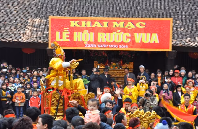 Sau buổi lễ tại đền Sái vào buổi sáng thì cuối giờ chiều đoàn rước đã về trước sân đình để các Vua, quan quỳ bái tổ tiên.