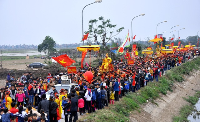 Hàng năm, vào ngày 11 tháng Giêng âm lịch, đường làng thông Thụy Lôi lại nhộn nhịp cảnh rước vua giả.