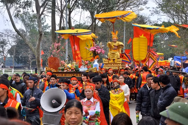 Sau đó tới sự trang nghiêm của Kiệu Vua.