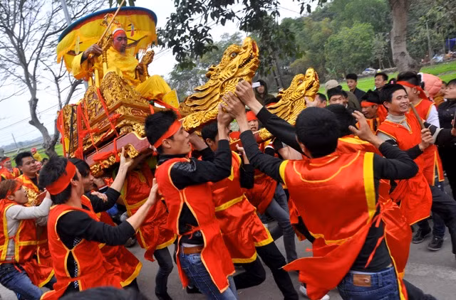 Đội Kiệu Chúa được gần hai chục thanh niên khiêng, cứ lúc lúc lại hô vang rồi chạy dẹp được cho Kiệu Vua đi.