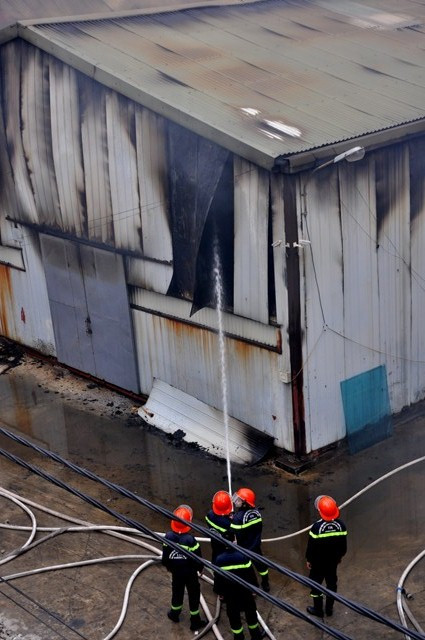 Dù đã cố gắng dập lửa nhưng sau gần 2 giờ lực lượng chức năng nỗ lực chữa cháy, lửa vẫn bốc lên bên trong kho hàng.