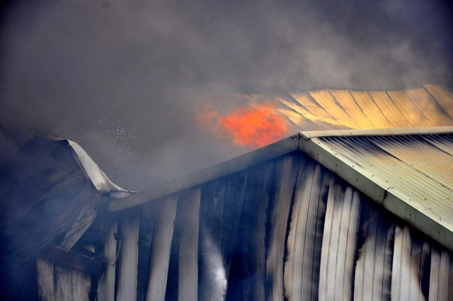 Khói bốc ra từ đám cháy đen nghịt và bao trùm cả một góc trời tại khu vực phường Vạn Phúc.