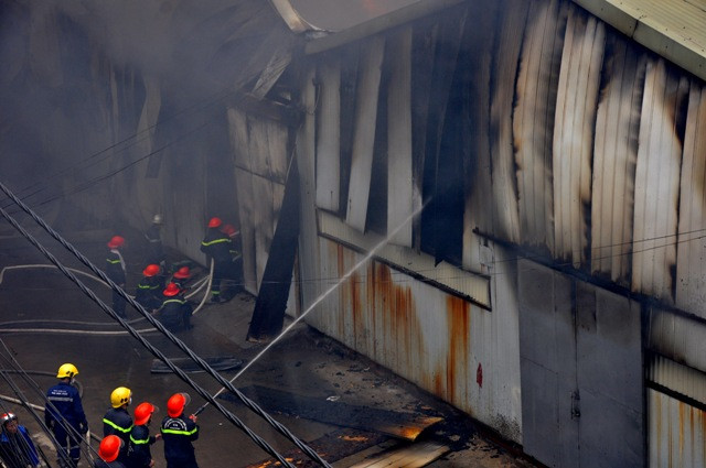 Sở Cảnh sát PCCC Hà Nội và Bộ Tư lệnh Thủ đô đã đến hiện trường tiến hành cứu hỏa.