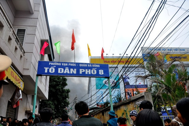 Thông tin ban đầu, kho hàng rộng khoảng 1.000m2 của Công ty cổ phần len Hà Đông thuộc phường Vạn Phúc (Hà Đông, Hà Nội) đã bùng lên đám cháy rất lớn.
