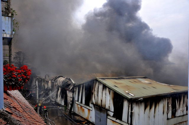 Ngọn lửa vẫn bùng phát mạnh trong khi các lực lượng PCCC cứu hỏa.