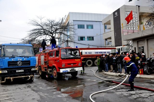 Xe chữa cháy, xe cấp nước môi trường… cũng được huy động để dập lửa.