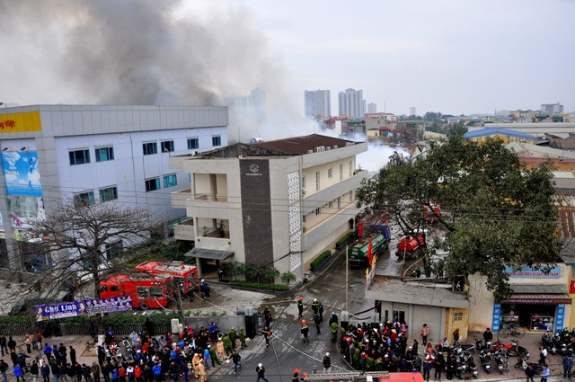 Trong kho có nhiều loại mặt hàng như nước ngọt, linh kiện điện tử, đồ gỗ... đã bị thiêu rụi.