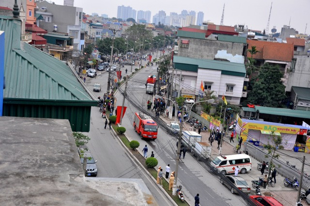 Đường Vạn Phúc bị phong tỏa để đảm bảo an toàn cho công tác chữa cháy.