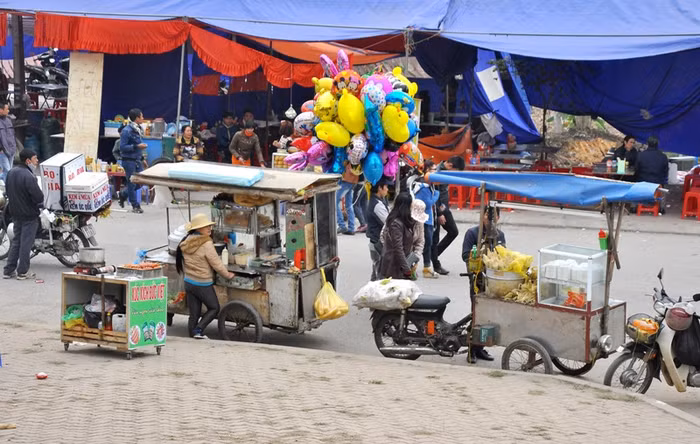 Những chiếc xe hàng rong đang sẵn sàng “chặt chém” du khách.