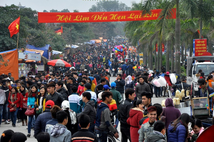Chiều ngày 11/2 tức ngày 12 tháng Giêng âm lịch, hàng vạn người đã nô nức đi chơi hội Lim . Con đường vào hội Lim trật kín người. Chiều ngày 11/2 tức ngày 12 tháng Giêng âm lịch, hàng vạn người đã nô nức đi chơi hội Lim . Con đường vào hội Lim trật kín người.