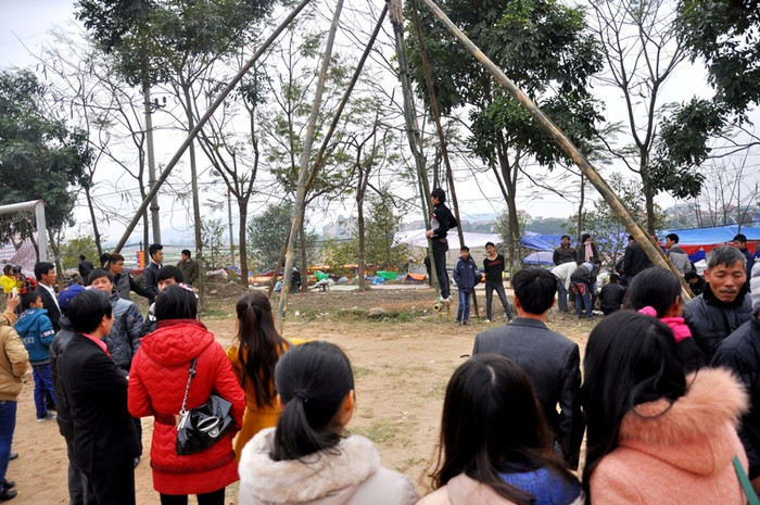 Có nhiều trò chơi dân gian như đấu võ, đấu vật, đấu cờ, đu tiên, thi dệt cửi, nấu cơm sẽ được tổ chức trong chính hội. Trong ảnh là trò chơi đu quay. Có nhiều trò chơi dân gian như đấu võ, đấu vật, đấu cờ, đu tiên, thi dệt cửi, nấu cơm sẽ được tổ chức trong chính hội. Trong ảnh là trò chơi đu quay.