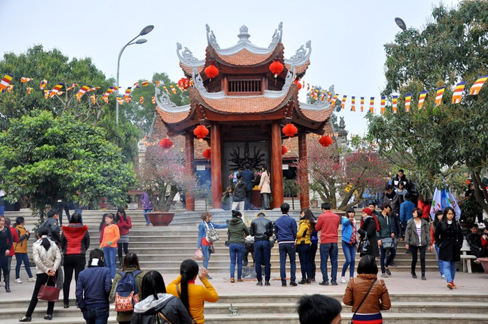 Được biết, Hội Lim chính là hội chùa làng Lim. Hội Lim trở thành hội hàng tổng (hội vùng) vào thế kỷ 18. Được biết, Hội Lim chính là hội chùa làng Lim. Hội Lim trở thành hội hàng tổng (hội vùng) vào thế kỷ 18.