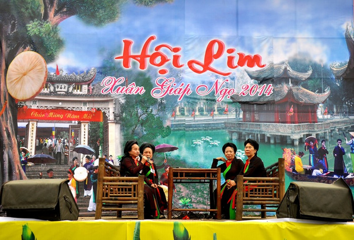 Một sân khấu lớn nhất đặt tại sân hội Lim. Đây cũng chính là khu vực diễn ra các hoạt động chính trong ngày chính hội. Một sân khấu lớn nhất đặt tại sân hội Lim. Đây cũng chính là khu vực diễn ra các hoạt động chính trong ngày chính hội.