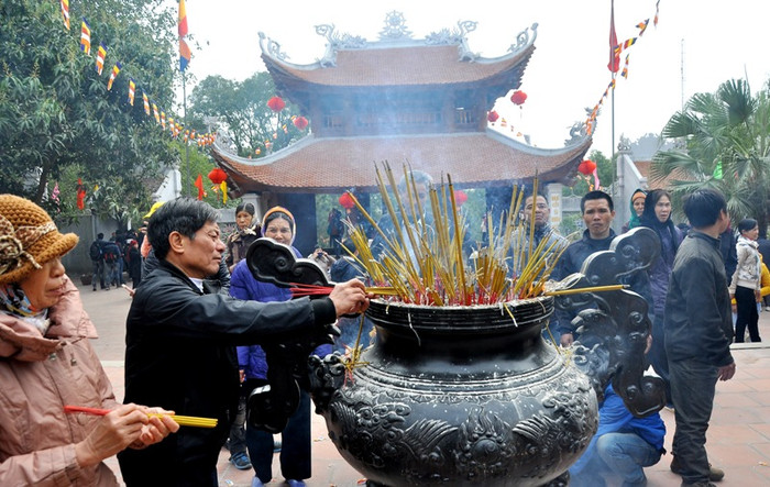 Đầu xuân, nhiều du khách cũng muốn tới chùa Lim để thắp hương cầu may. Đầu xuân, nhiều du khách cũng muốn tới chùa Lim để thắp hương cầu may.
