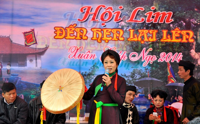 Các liền chị đang gửi tới du khách những làn điệu hát quan họ Bắc Ninh thắm đượm tình người của dân Kinh Bắc. Các liền chị đang gửi tới du khách những làn điệu hát quan họ Bắc Ninh thắm đượm tình người của dân Kinh Bắc.
