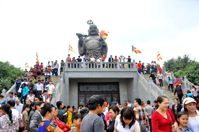 Khu vực tượng ông Di lặc đông kín người.