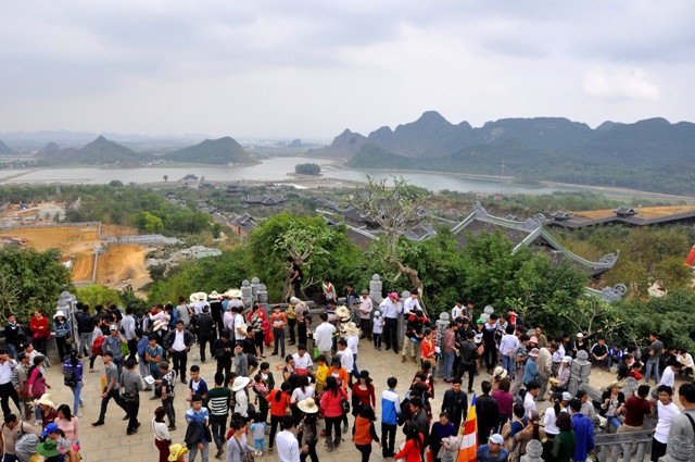 Từ chân tượng Di lặc du khách thả hồn nhìn ngắm toàn cảnh chùa Bái Đính.