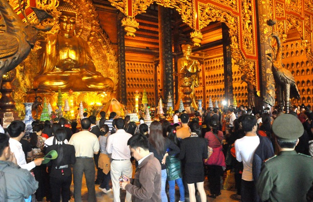 Trong chùa, mọi người cùng nhau thắp hương, cầu bình an, may mắn cho năm mới.