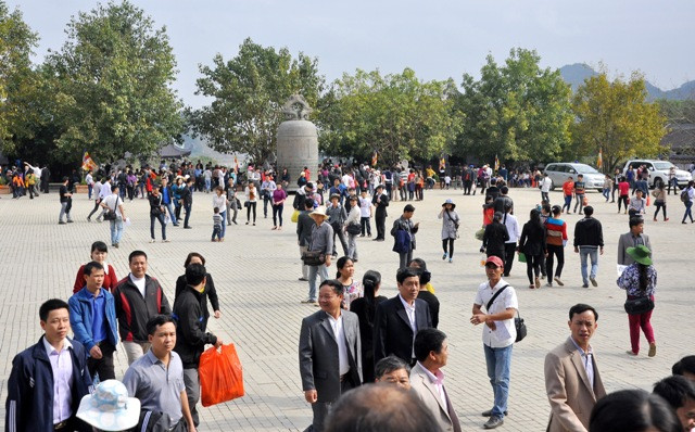 Trên sân chùa, điện… người người cứ xuất hiện từng tốp tốp.