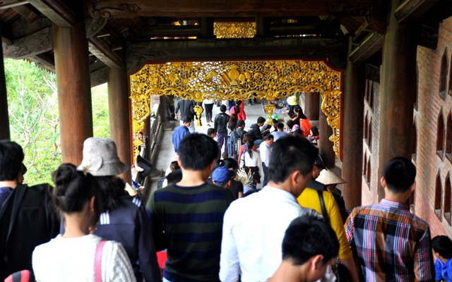 Những lối đi quanh chùa cũng đông kín người đi lại.