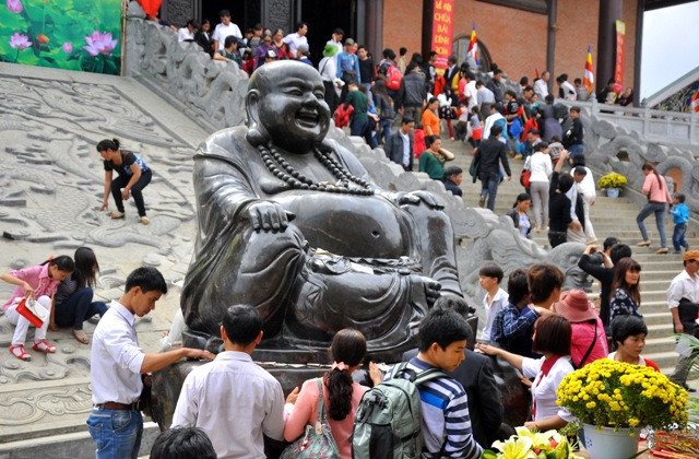 Thắp hương, dâng hương trước tượng quanh chùa Bái Đính.