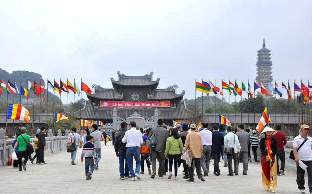 Du khách về chùa Bái Đính không chỉ vào dịp lễ hội mà còn thường xuyên vào mọi năm.