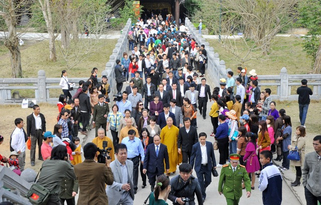 Dòng người cứ nối tiếp, nối tiếp nhau về các điện, các khu di tích trong chùa Bái Đính.