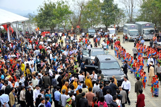 Vừa tham gia thắp hương cầu may mắn, bình an… du khách thập phương đổ về đây để thưởng ngoạn không gian cảnh chùa lớn nhất Đông Nam Á.