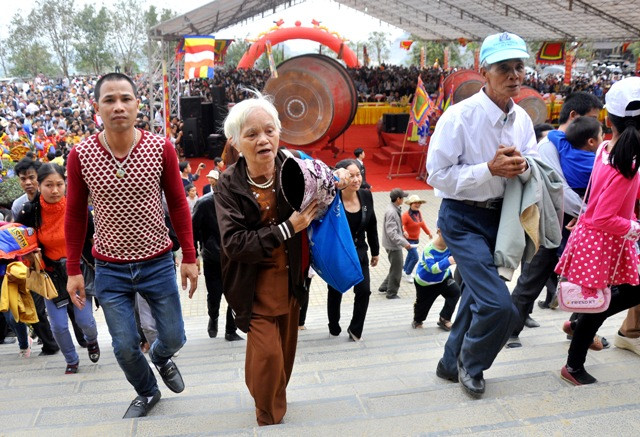Trong dòng người về hành hương có cả những cụ già….