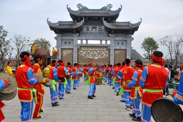 Từ đầu giờ sáng ngày 5/2, tức ngày 6 tháng Giêng, tại khu vực cổng chính chùa Bái Đính tiếng trống đã rộn vang chào đón du khách thập phương và các đoàn đại biểu về dự lễ.