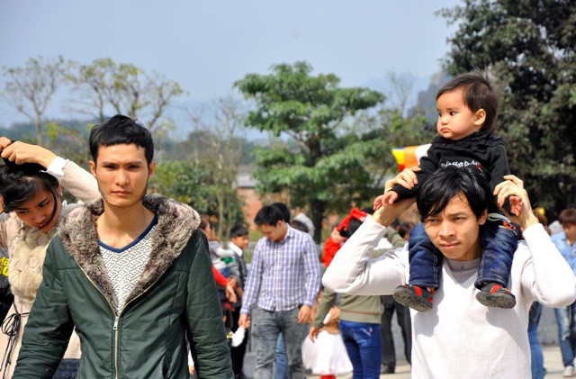 Những đứa trẻ cũng được cha mẹ cho đi hưởng ngoạn đầu xuân.