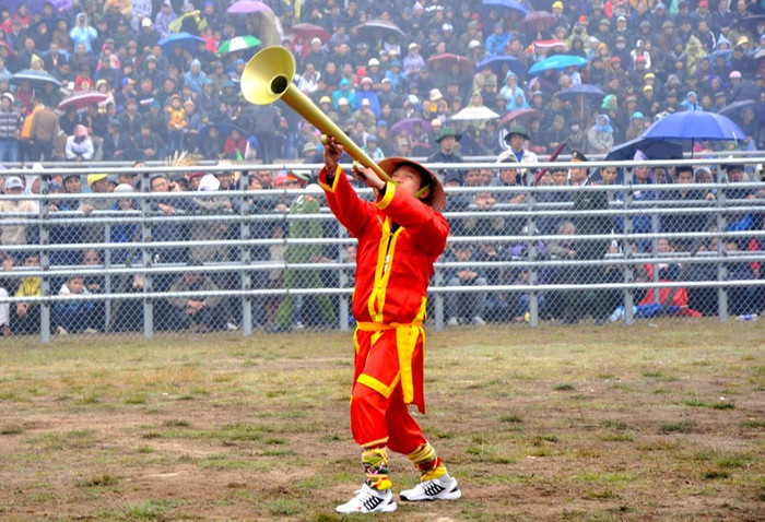 Một nghi thức thông báo rất hay và gần gũi với truyền thống người Việt được BTC thực hiện trước trận đấu mở màn.