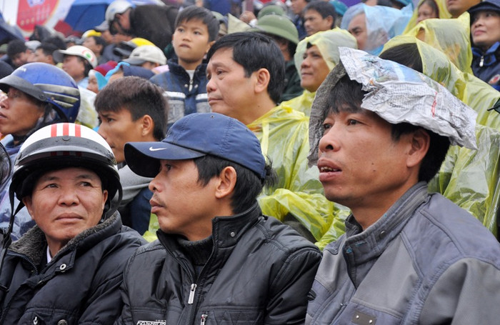 Dù có mưa nhưng chính sự kịch tính của các trận đấu đã làm người xem quên đi cái lạnh và tập trung vào những trận đấu.