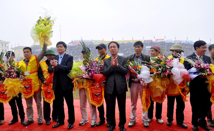 Ban tổ chức tặng cờ khen và hoa cho các chủ trâu chọi trước giờ "khai đấu".