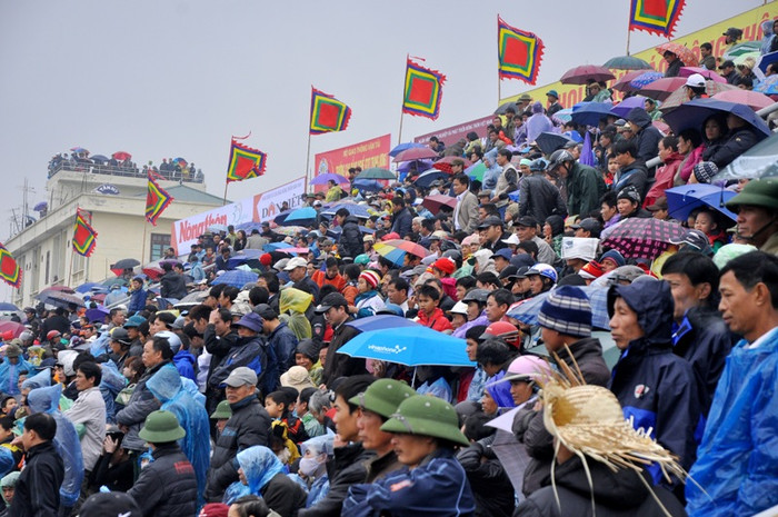 Không khí kịch tính trong sân lan tỏa khắp các khán dài, sức nóng của các trận đấu khiến người xem không rời mắt.
