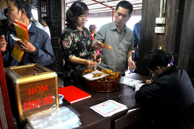 Sau quá trình làm lễ cầu may nhiều người còn quay lại các điểm hòm công đức để quyên góp và xây dựng, tu bổ các công trình di tích Phủ Dầy trong tương lai.