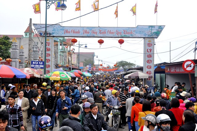 Khu di tích Phủ là nơi thờ bà chúa Liễu Hạnh, người đi chợ Viềng còn về đây để thắp hương và làm lễ đầu năm cầu may mắn, bình an….